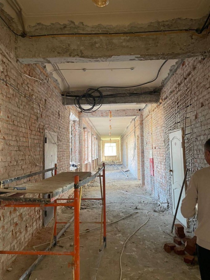 Во владикавказской школе № 21 продолжается капитальный ремонт двухгодичного цикла в рамках национального проекта «Молодежь и дети». 