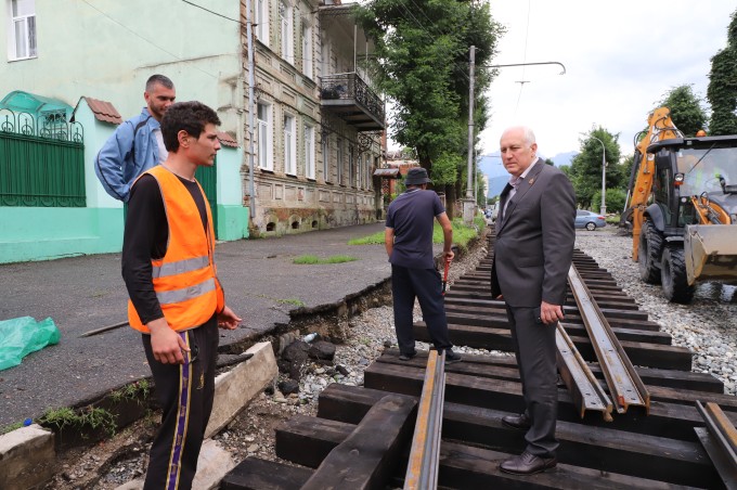  Вячеслав Мильдзихов проверил ход работ по замене трамвайных путей на площади Штыба и улице Чермена Баева.