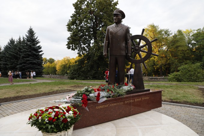 Во Владикавказе установлен памятник арктическому капитану Юрию Кучиеву