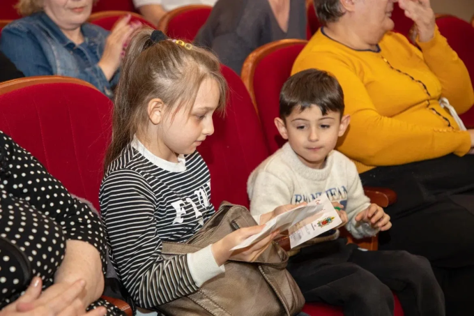 Сегодня во Владикавказе в рамках муниципальной программы «Переселение граждан из аварийных многоквартирных домов» вручили ключи от новых квартир 86 семьям.