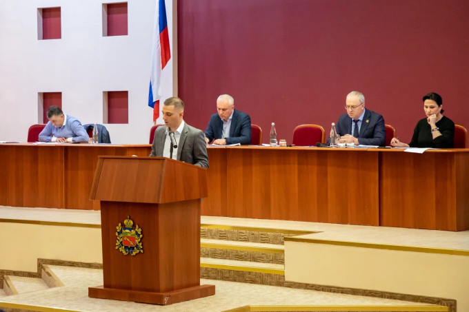 В городской администрации под председательством первого заместителя главы АМС Зураба Дзоблаева прошли публичные  слушания по проекту Правил благоустройства Владикавказа.