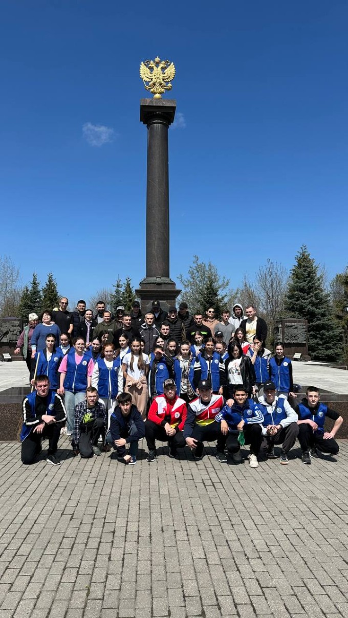 Более ста человек приняли участие в субботниках, организованных Комитетом молодежной политики, физической культуры и спорта. 