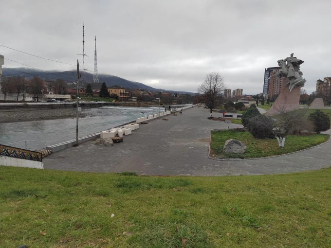 Продолжается благоустройство набережной в районе памятника Исса Плиеву 