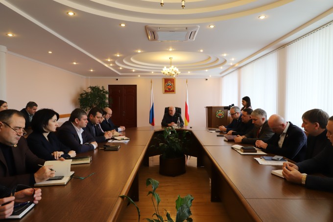 Глава администрации Владикавказа Вячеслав Мильдзихов провел аппаратное совещание.