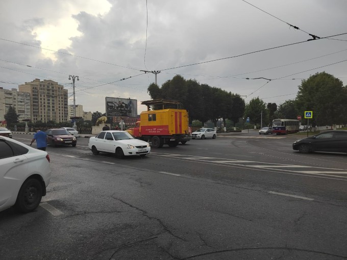  Большегруз иностранного государства оборвал трамвайный контактный провод в центре Владикавказа. 