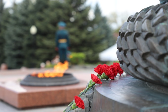 В преддверии Дня Победы в Великой Отечественной войне венки и живые цветы легли к подножиям памятников, мемориалов и обелисков.