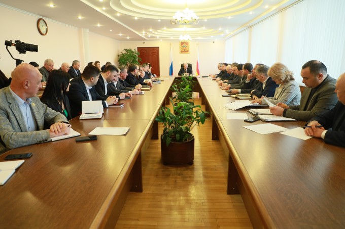 Глава администрации Владикавказа Вячеслав Мильдзихов провел аппаратное совещание. 