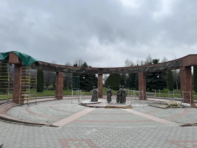 Начинаем реставрацию скульптурной группы «Послы у императрицы» на Мемориале Славы.