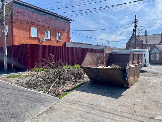 Для сбора крупногабаритного мусора во Владикавказе обустроены десять бункерных площадок.