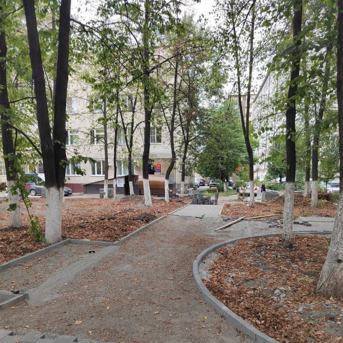 Продолжается благоустройство небольшого сквера по ул. Куйбышева рядом с поликлиникой № 1