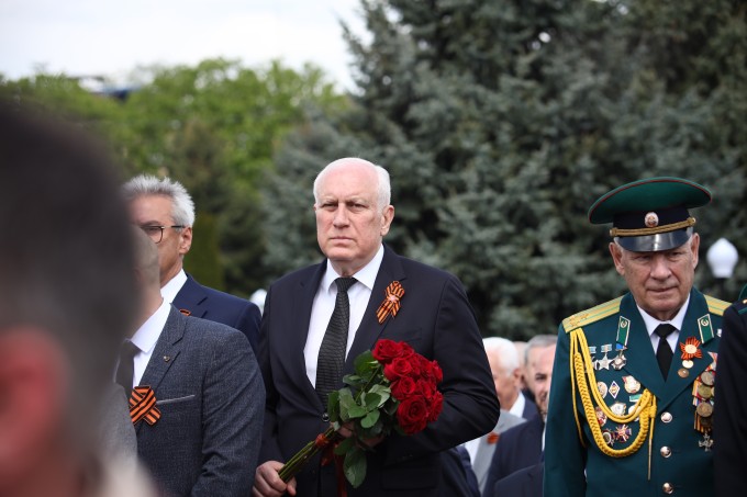 В преддверии Дня Победы на Мемориале Славы во Владикавказе состоялось торжественное возложение цветов