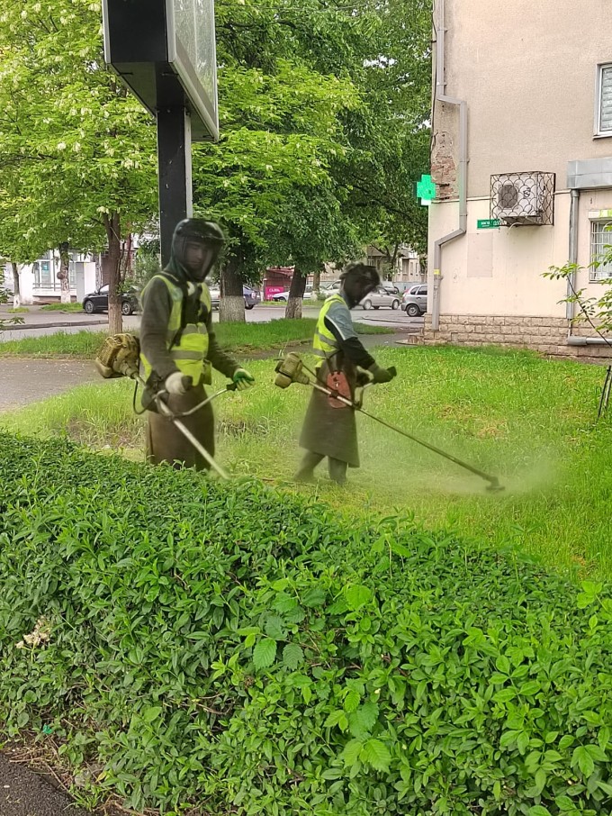 Несмотря на непогоду, в городе не прекращается покос травы.