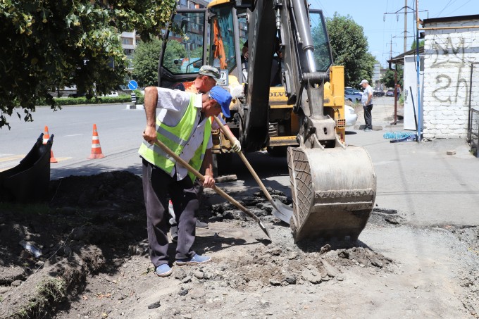 Продолжается ремонт дороги по проспекту Доватора.