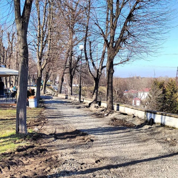 Вячеслав Мильдзихов: начали работы по благоустройству верхней полки набережной Терека в районе ул. Колка Кесаева от ул. Зои Космодемьянской до ул. 50 лет Победы.