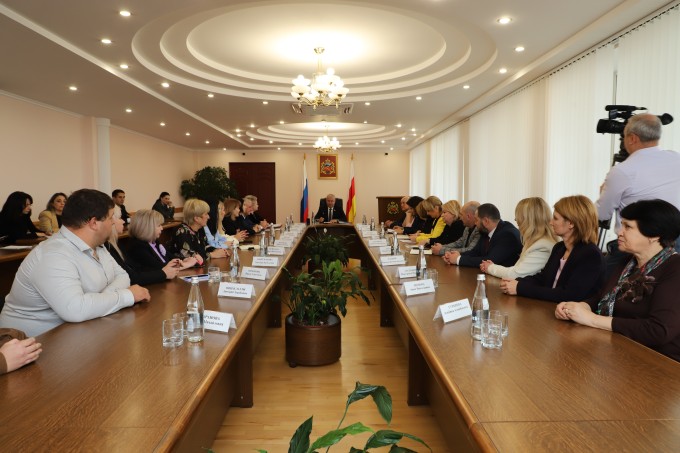 В АМС Владикавказа прошла встреча председателя парламента РСО-Алания Таймураза Тускаева с работниками дополнительного образования 