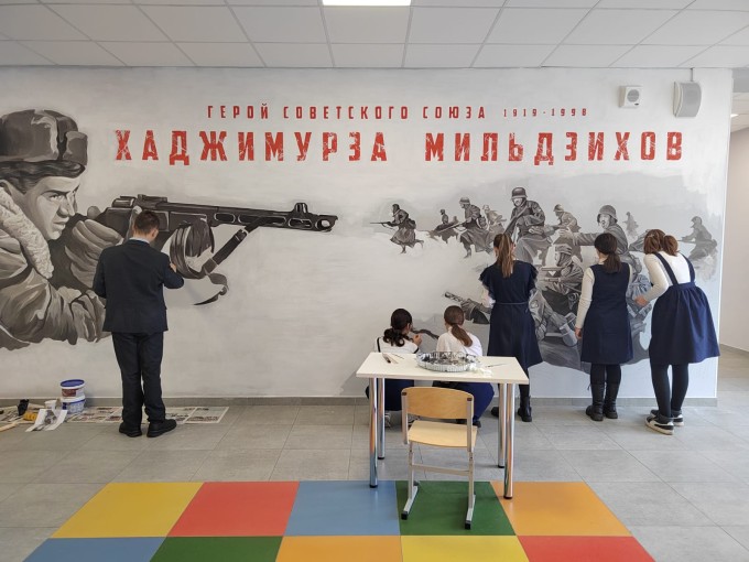 Масштабные панно с изображениями Героев Советского Союза появились в двух владикавказских школах. 