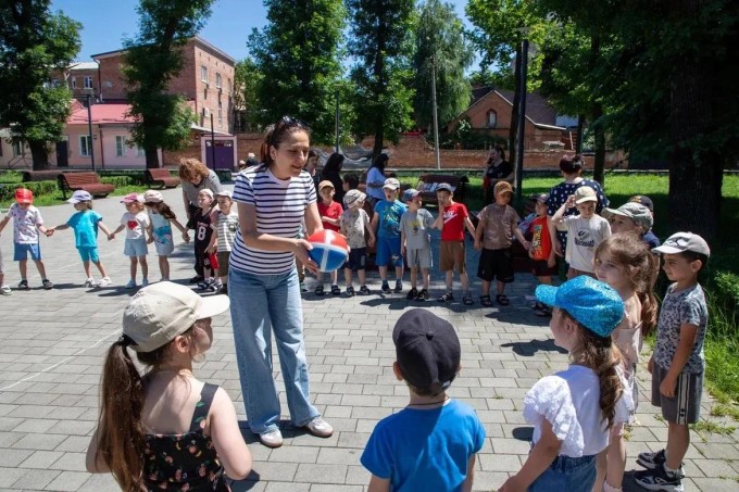 В парке Жуковского прошла веселая литературная игра «Мы везде читаем летом»