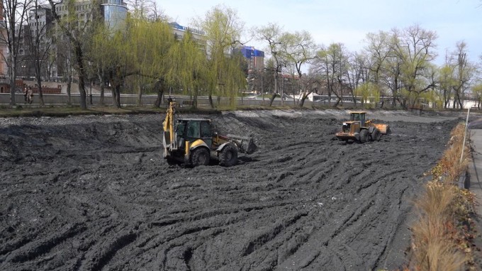 Работы по очистке прудов в Центральном парке планируют завершить в течение недели, к 1 мая их заполнят водой