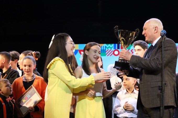 Вячеслав Мильдзихов вручил Кубок мэра лучшей команде КВН Юниорской лиги.