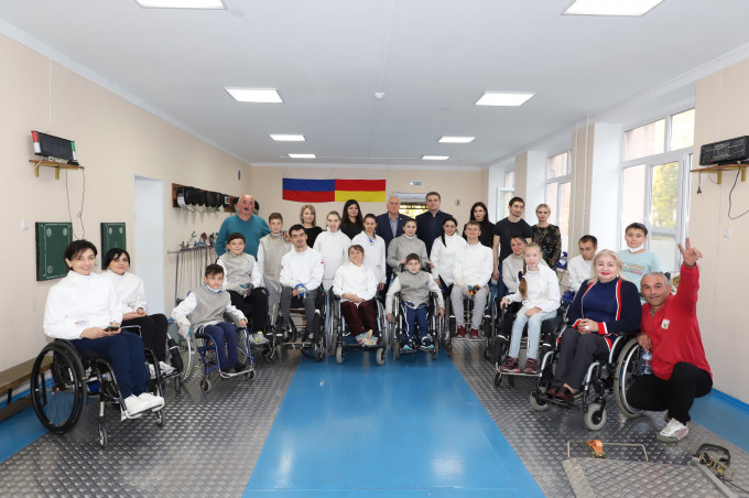 Вячеслав Мильдзихов посетил первенство Владикавказа по паралимпийскому фехтованию