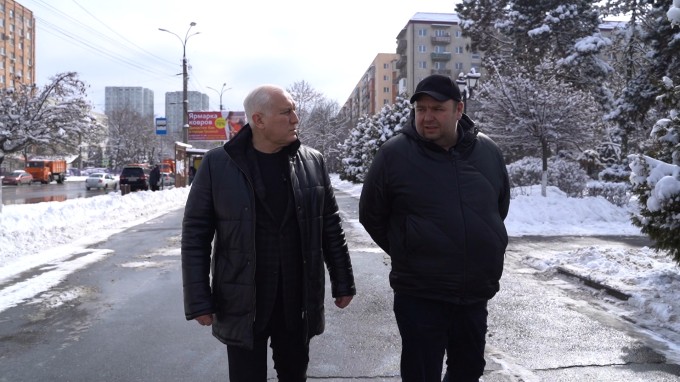 Вячеслав Мильдзихов лично проверил ход работы по расчистке снега в городе. 