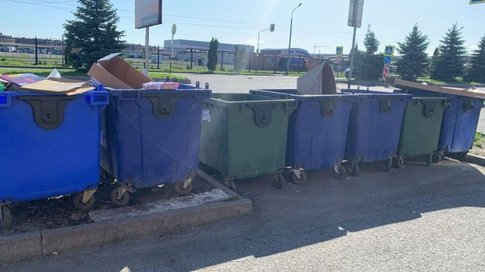 С 6:00 сотрудники Управления по контролю за городским хозяйством объезжают город.