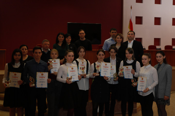 Во Владикавказе наградили победителей конкурса рисунка «Мы против экстремизма».
