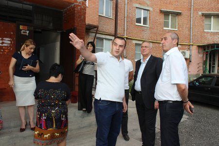 Глава АМС г. Владикавказа Борис Албегов вместе с коллегами посетил дом по адресу Калинина, 62.