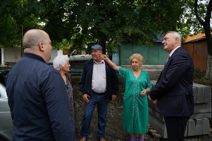 Борис Албегов посетил дворы Владикавказа
