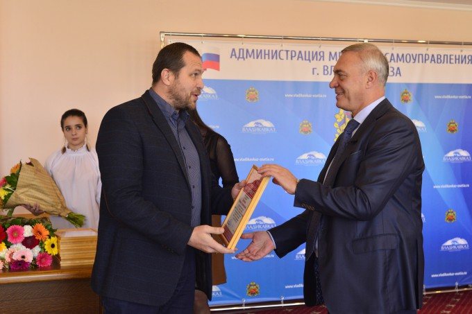 Борис Албегов наградил соорганизаторов празднования Дня города