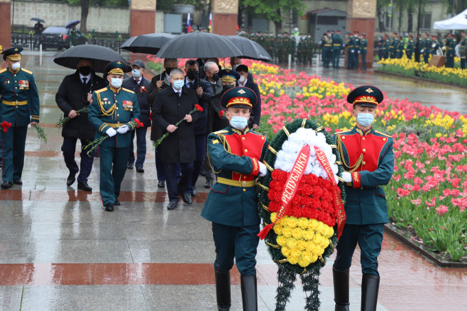 В столице Северной Осетии возложили цветы к памятникам ВОВ