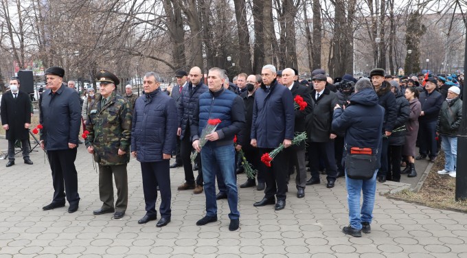 Во Владикавказе состоялось возложение цветов к памятнику воинам-интернационалистам.