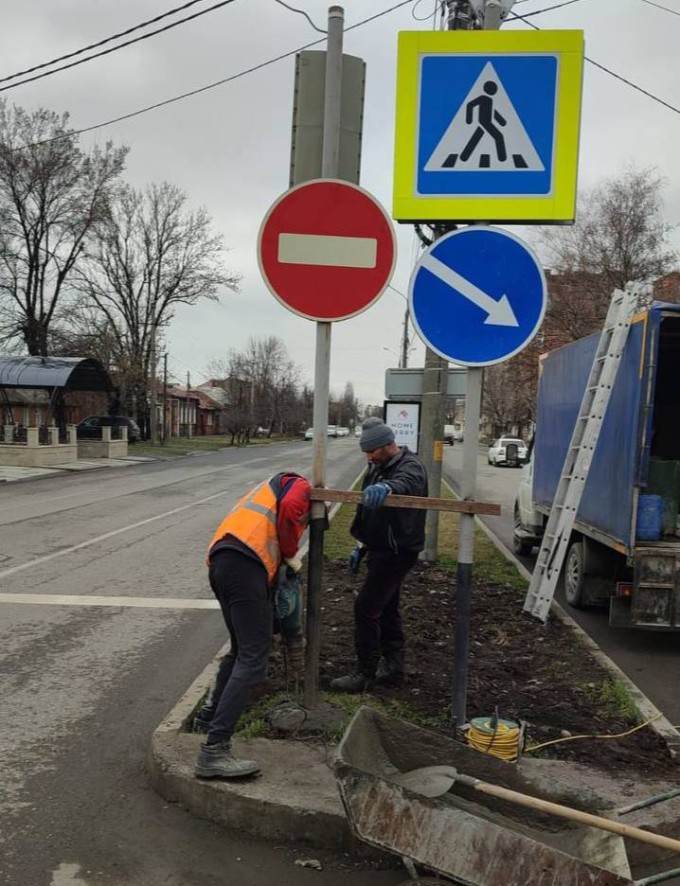 Во Владикавказе продолжаются весенние работы по благоустройству дорожно-транспортной сети. 