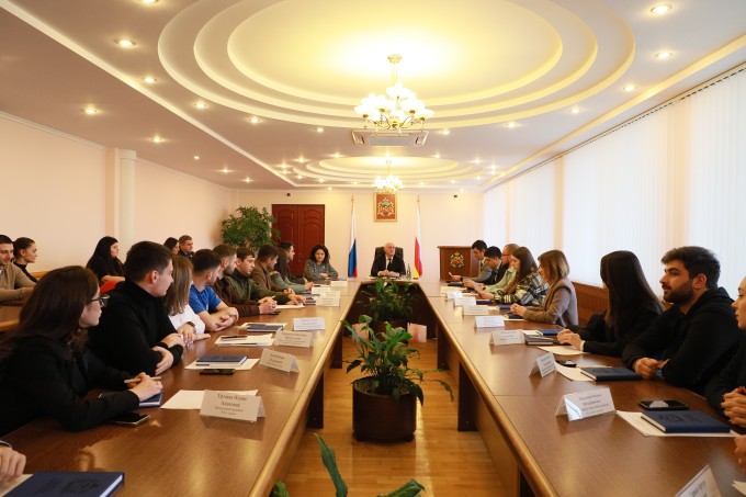 Вячеслав Мильдзихов обсудил с представителями молодежных организаций настоящее и будущее Владикавказа. 