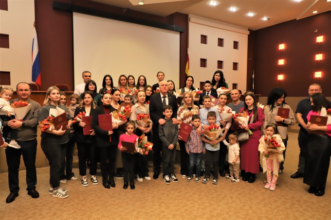 30 молодых семей Владикавказа получили сертификаты на улучшение жилищных условий. 