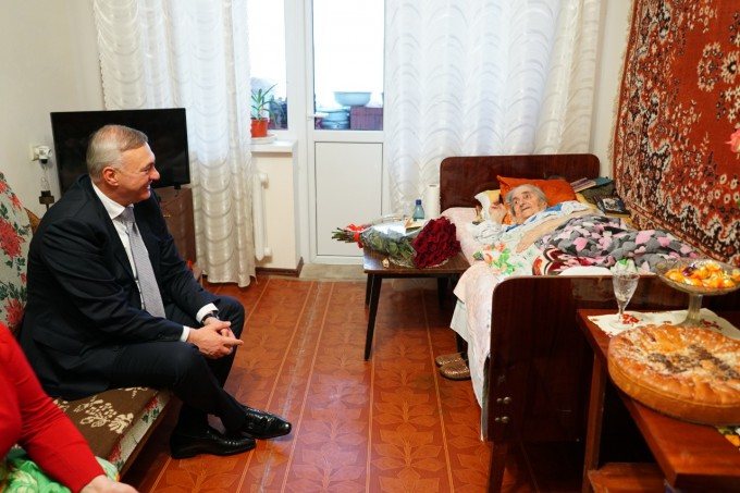 Борис Албегов поздравил жительницу Владикавказа со 103-летием