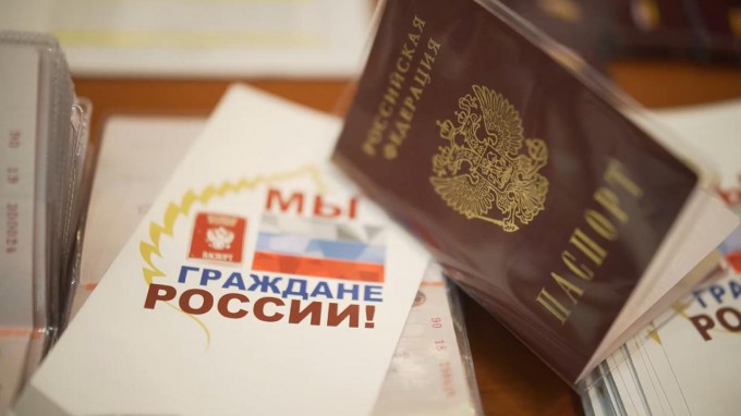 В Администрации Владикавказа вручили паспорта юным гражданам РФ