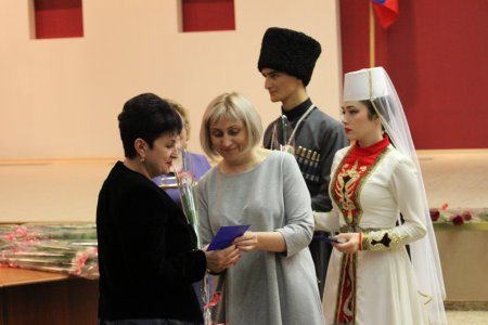  Педагогам Владикавказа вручили почетные грамоты