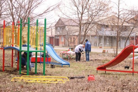 Во Владикавказе установлена детская игровая площадка.