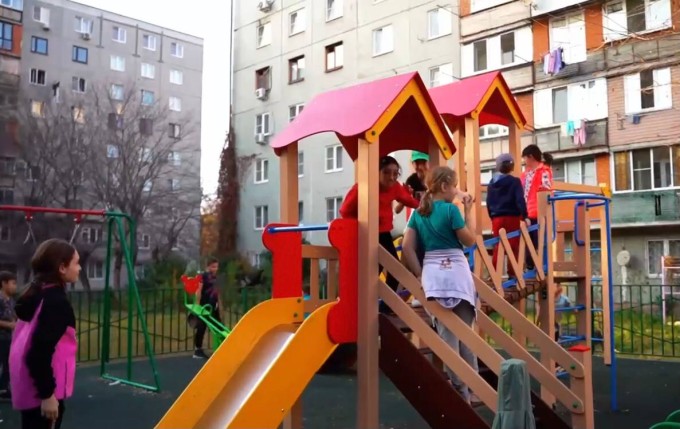 АМС Владикавказа продолжает работу по обустройству города универсальными спортивными и детскими игровыми площадками. 