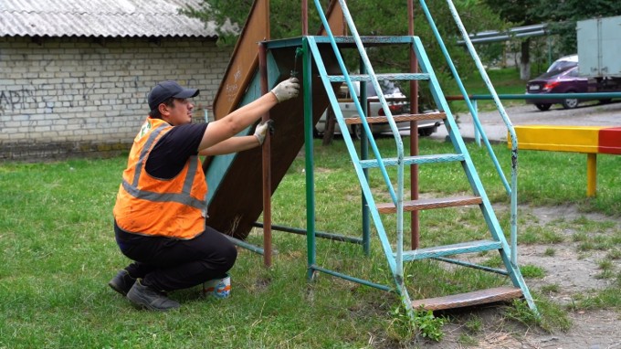 Сотрудники «Спецэкосервис» проводят ремонт детских площадок. За сезон отремонтировано пятьдесят игровых зон. 