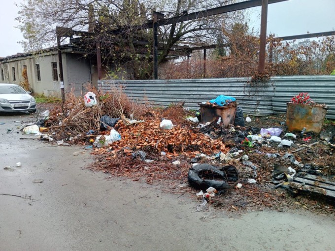 С территории Иноверческого кладбища вывезли пять КАМАЗов с  мусором