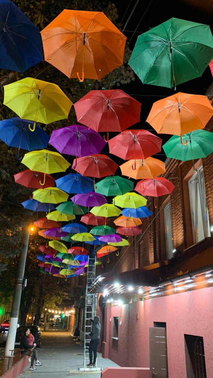 В центре Владикавказа на улице Горького появилась инсталляция в виде разноцветных зонтиков. 