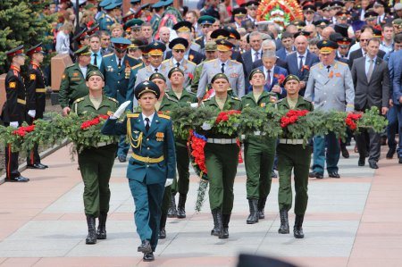 Во Владикавказе прошло возложение цветов к Мемориалу славы