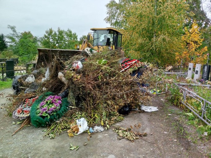 На этой неделе продолжили уборку городских кладбищ 