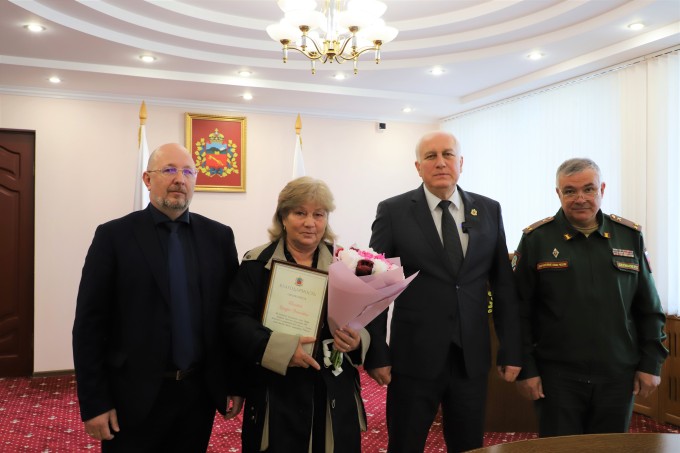 Во Владикавказе благодарственными письмами наградили 17 семей участников специальной военной операции.