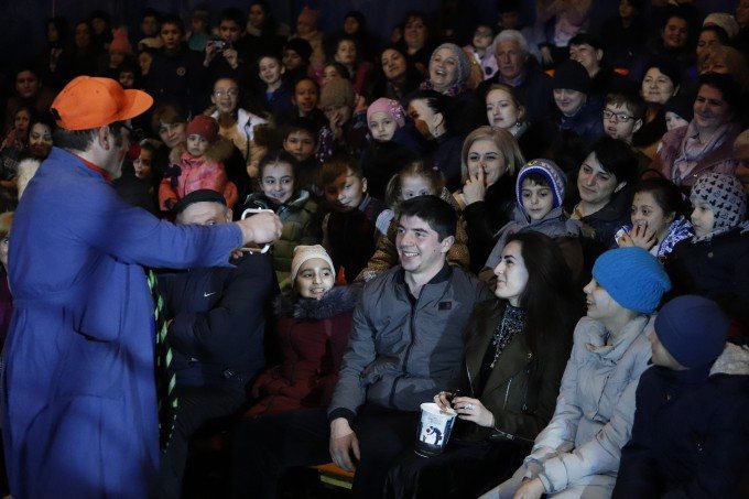 По приглашению Бориса Албегова более 800 детей посетили цирк