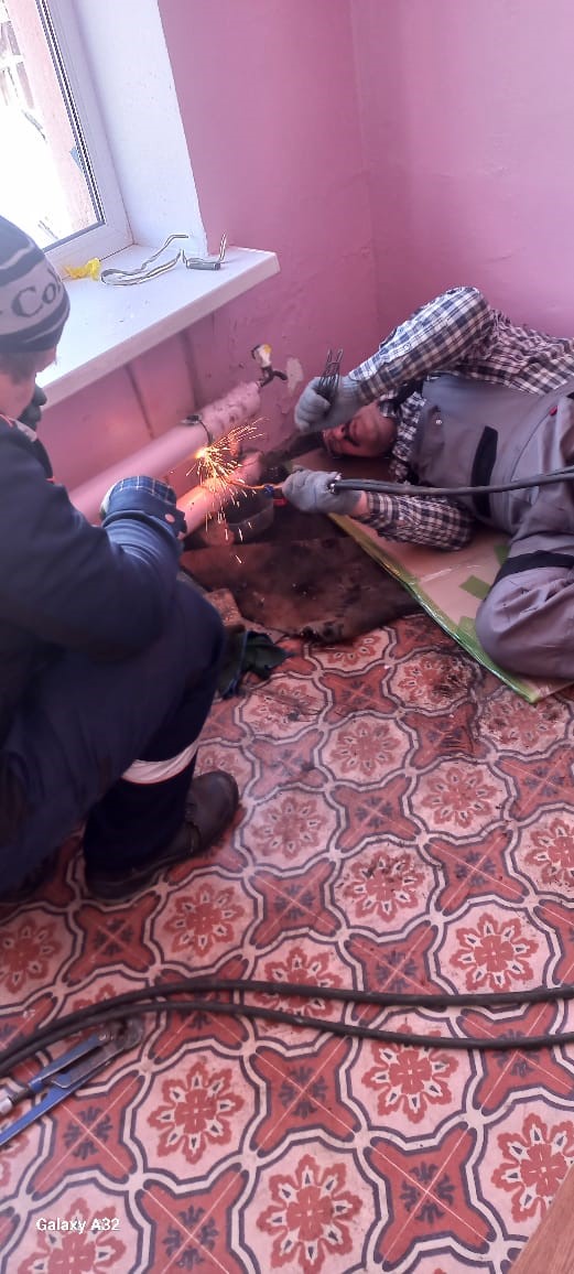 Аварийная бригада «Единой дежурно-диспетчерской службы» Владикавказа в кратчайшие сроки восстановила тепло и водоснабжение социальных объектов. 