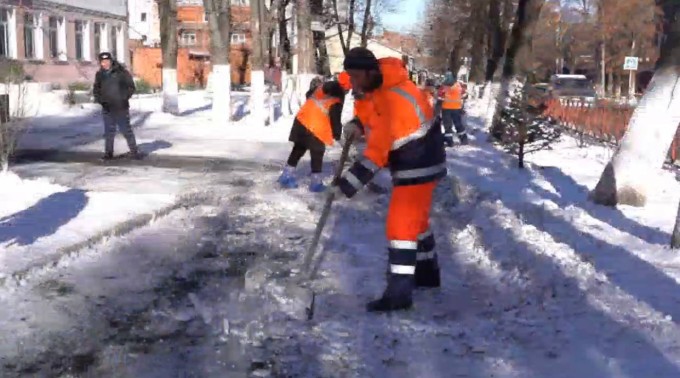 Во Владикавказе продолжается очистка тротуаров от наледи. 
