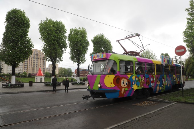 На городской маршрут вышел детский тематический трамвай. 